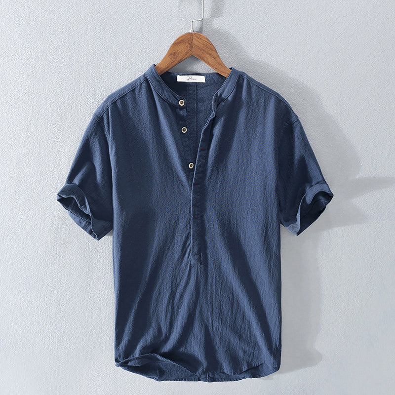 Detail of Elias men's summer shirt collar and buttons, made from breathable cotton blend for leisure.