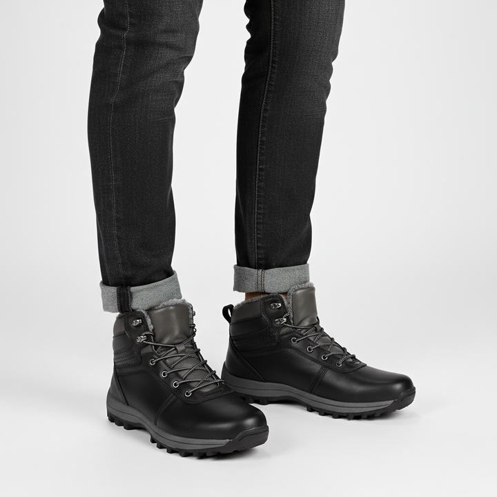 Detail of ergonomic men's winter boot lining, showing comfort and warmth for cold days