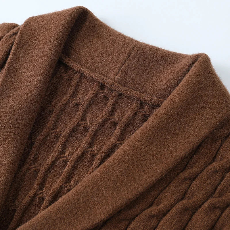 Casual men's Everett button-up cardigan, ideal for relaxed autumn layering over a t-shirt. Stylish knitwear.