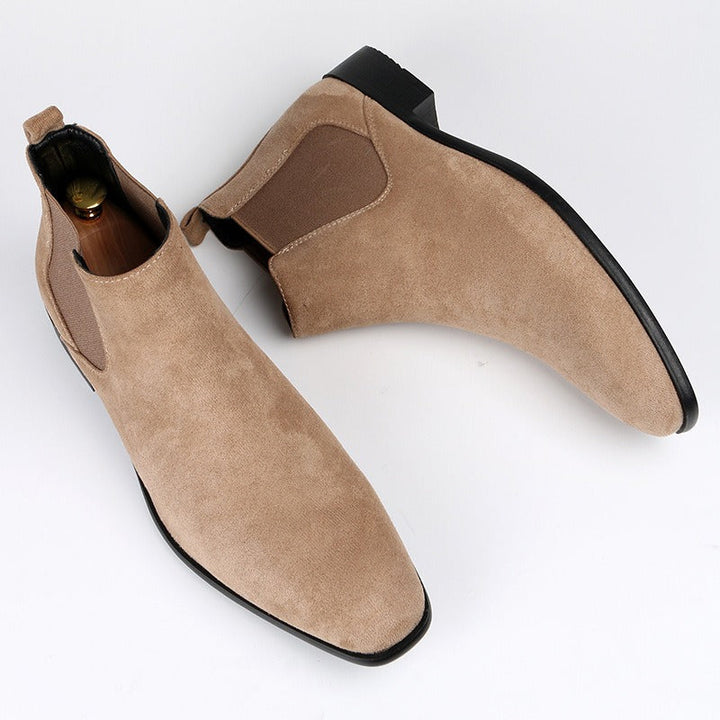Versatile black men's Chelsea boots, great for work, city adventures, or smart casual outfits.