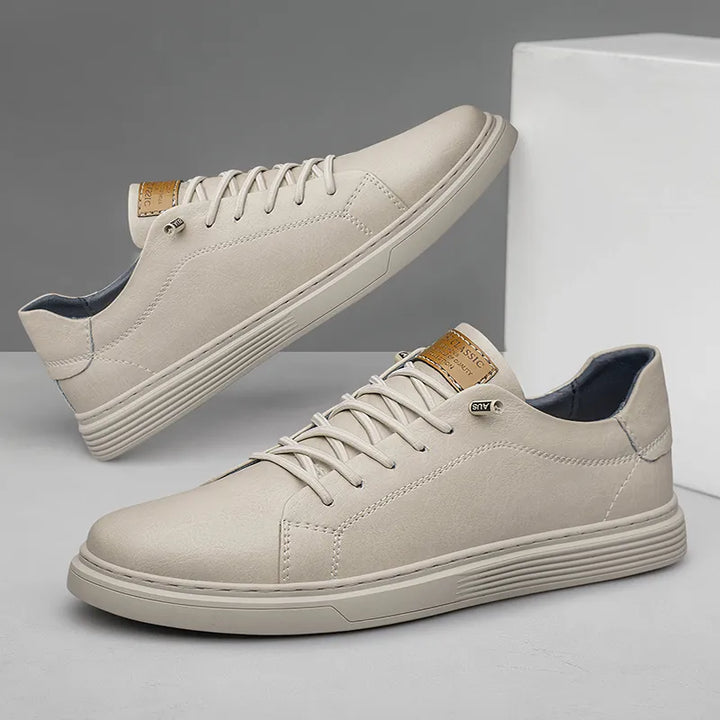 Low-top men's comfort sneakers in a versatile design, perfect for everyday wear and casual walking.