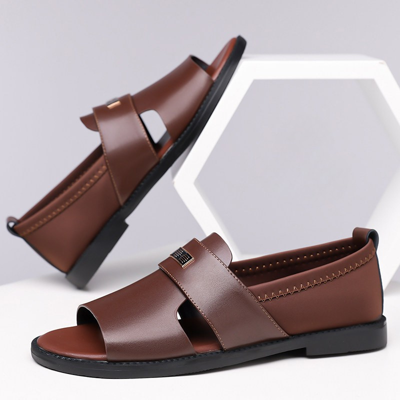 Comfortable men's walking sandals with excellent foot support, ideal for long strolls.