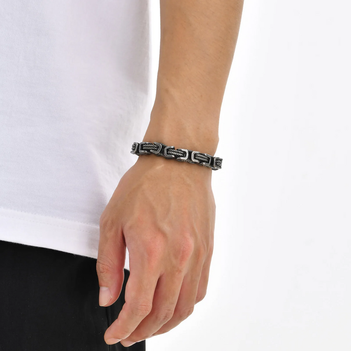 Robust men's forged stainless steel chain bracelet. Durable & resistant, ideal for daily wear.