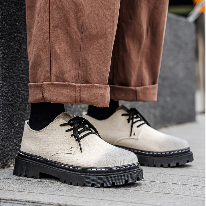 Trendy men's frayed denim lace-up shoes, essential for comfortable summer fashion.