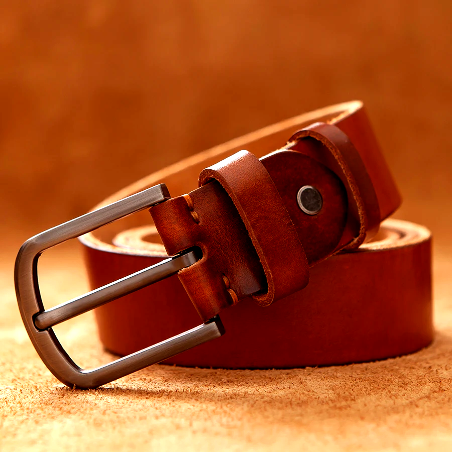 High-quality men's cowhide leather belt, designed for lasting durability and timeless style with a classic buckle.