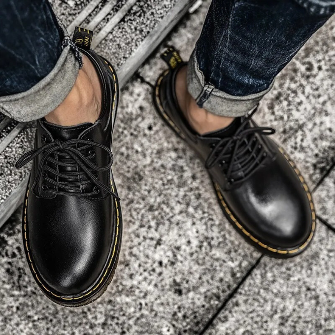 Low-cut men's urban leather casual shoes with a round toe. Smart casual footwear for daily comfort.