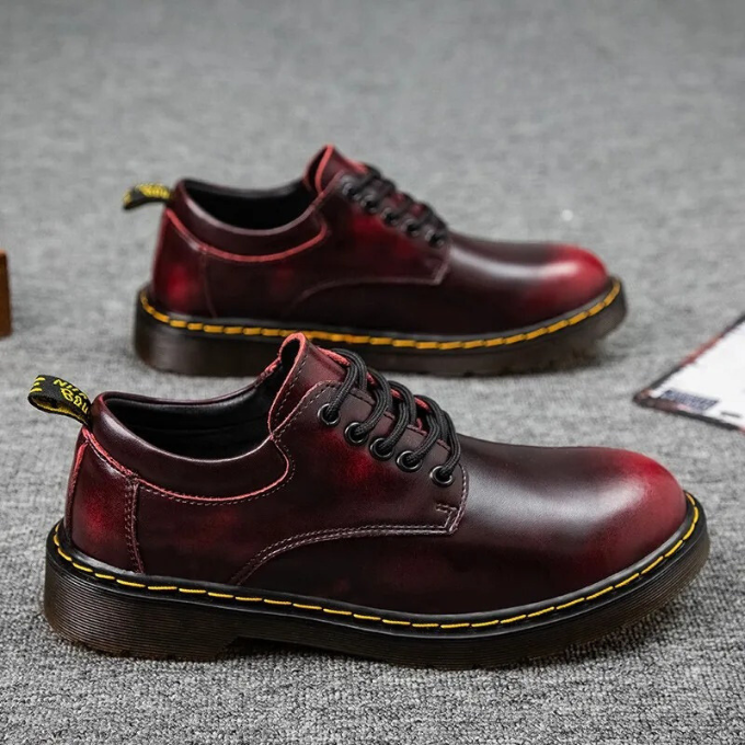 Men's low-cut leather casual shoes with round toe, blending urban style with everyday comfort.