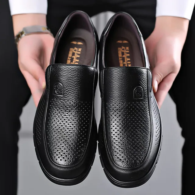 Classic men's casual leather shoes, breathable design, ideal for walking & daily activities.