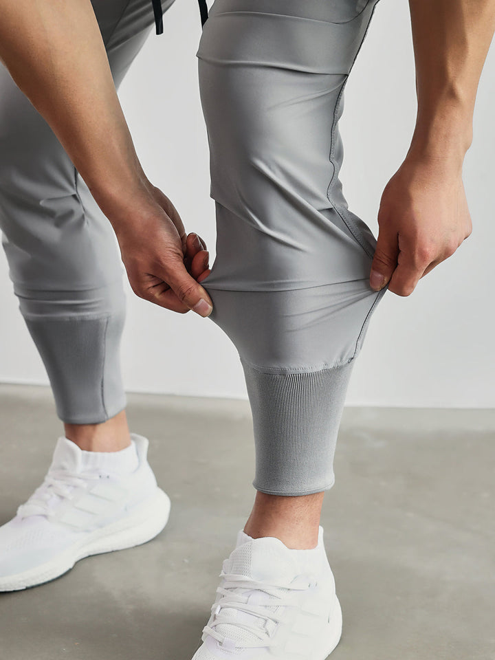 Tapered fit men's Granada cargo pants for a modern silhouette, ultimate comfort & everyday style.