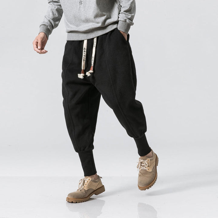 Comfortable men's relaxed fit tapered pants, ideal for versatile everyday wear and modern mens fashion.