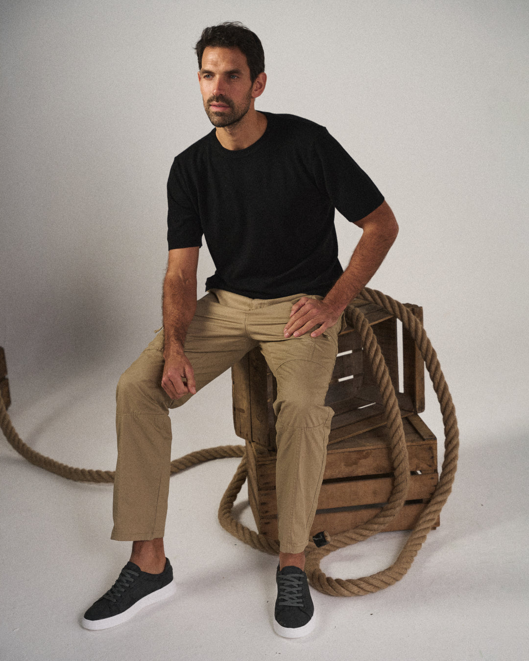 Detailed view of multi-pocket on men's Hampton cargo pants, highlighting utility & style.