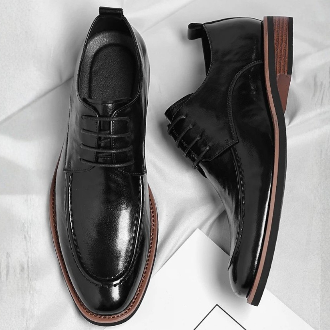 Professional men's formal lace-up Oxford shoes, hand-burnished for a refined and classic style.