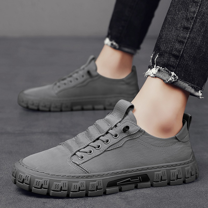 Comfortable Men's Highland Premium walking shoes for daily activities and a sleek casual style.