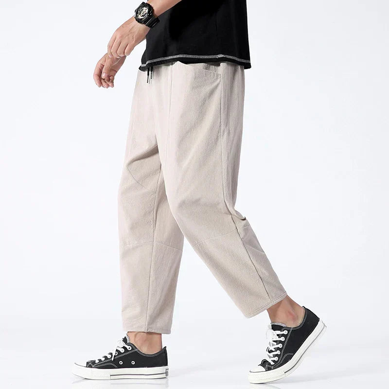 Casual men's Katachi tapered cropped pants, comfortable modern fit, ideal for everyday style.
