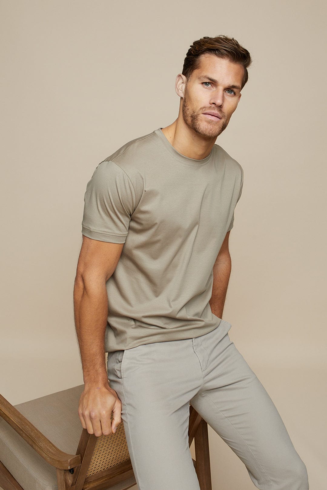 Soft men's Leon t-shirt, mercerized cotton for everyday comfort & polished look. Round neck, tailored fit.