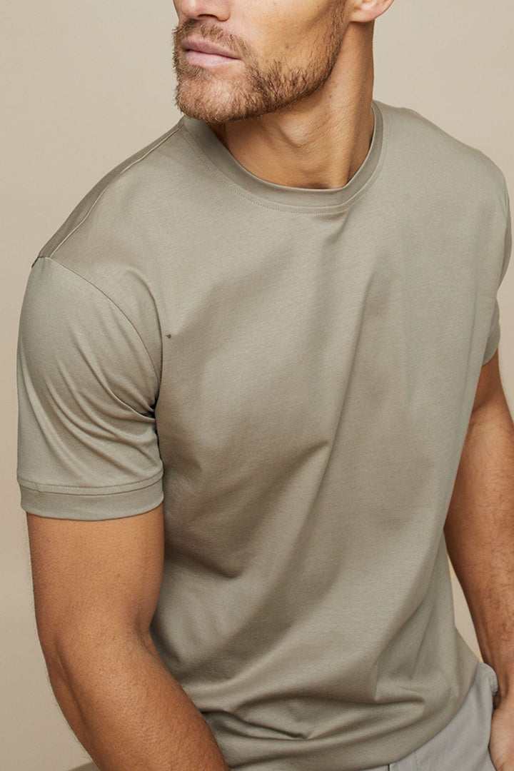 Premium men's Leon t-shirt, mercerized cotton. Polished shine, luxurious comfort & tailored fit for casual elegance.