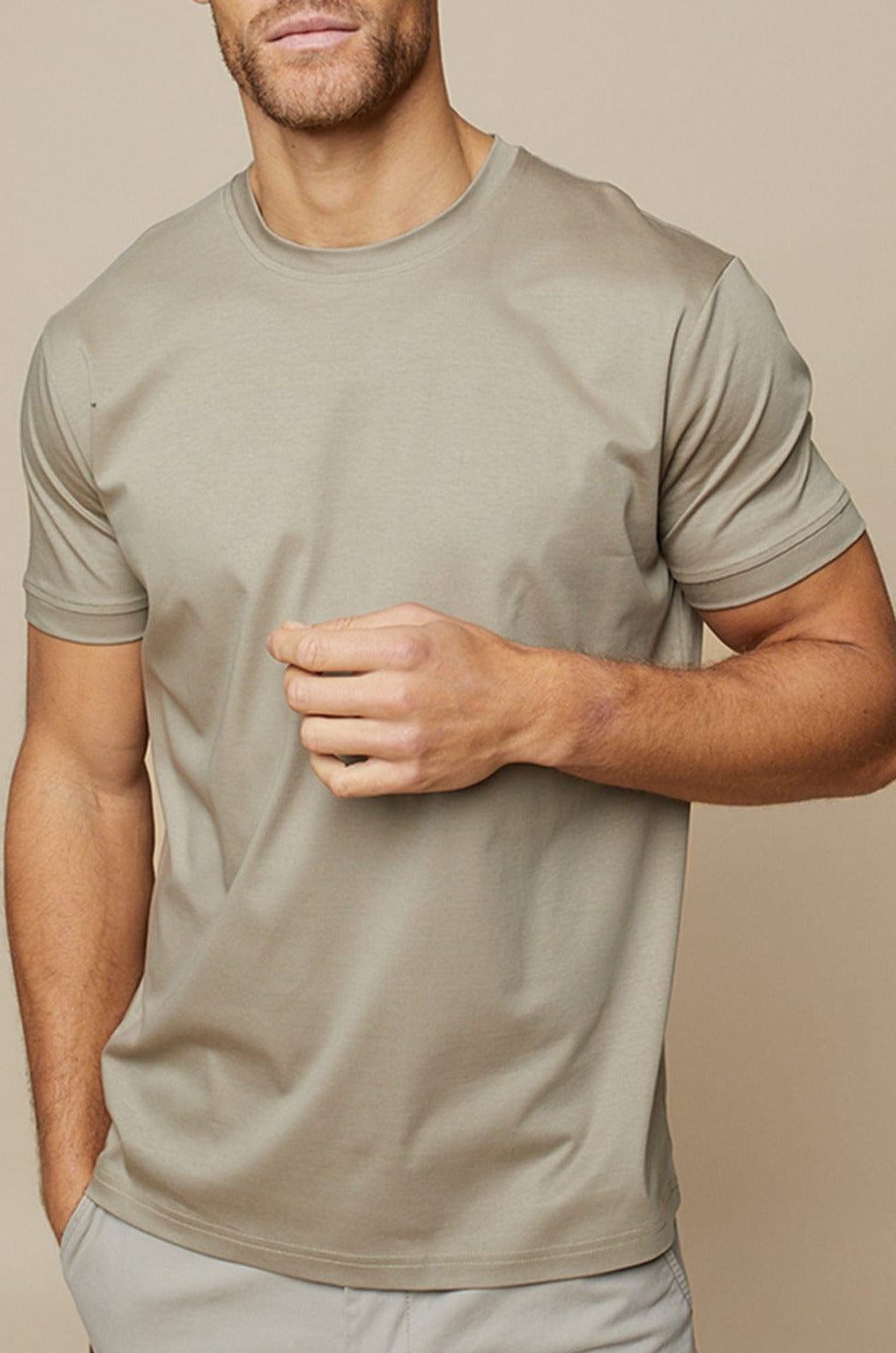 Stylish men's Leon t-shirt with a polished shine. Soft mercerized cotton ensures luxurious comfort & a tailored, elegant fit.