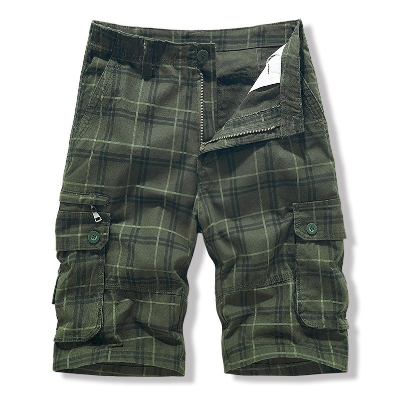 Stylish men's travel shorts: lightweight check pattern cargo shorts, ideal for casual summer comfort.