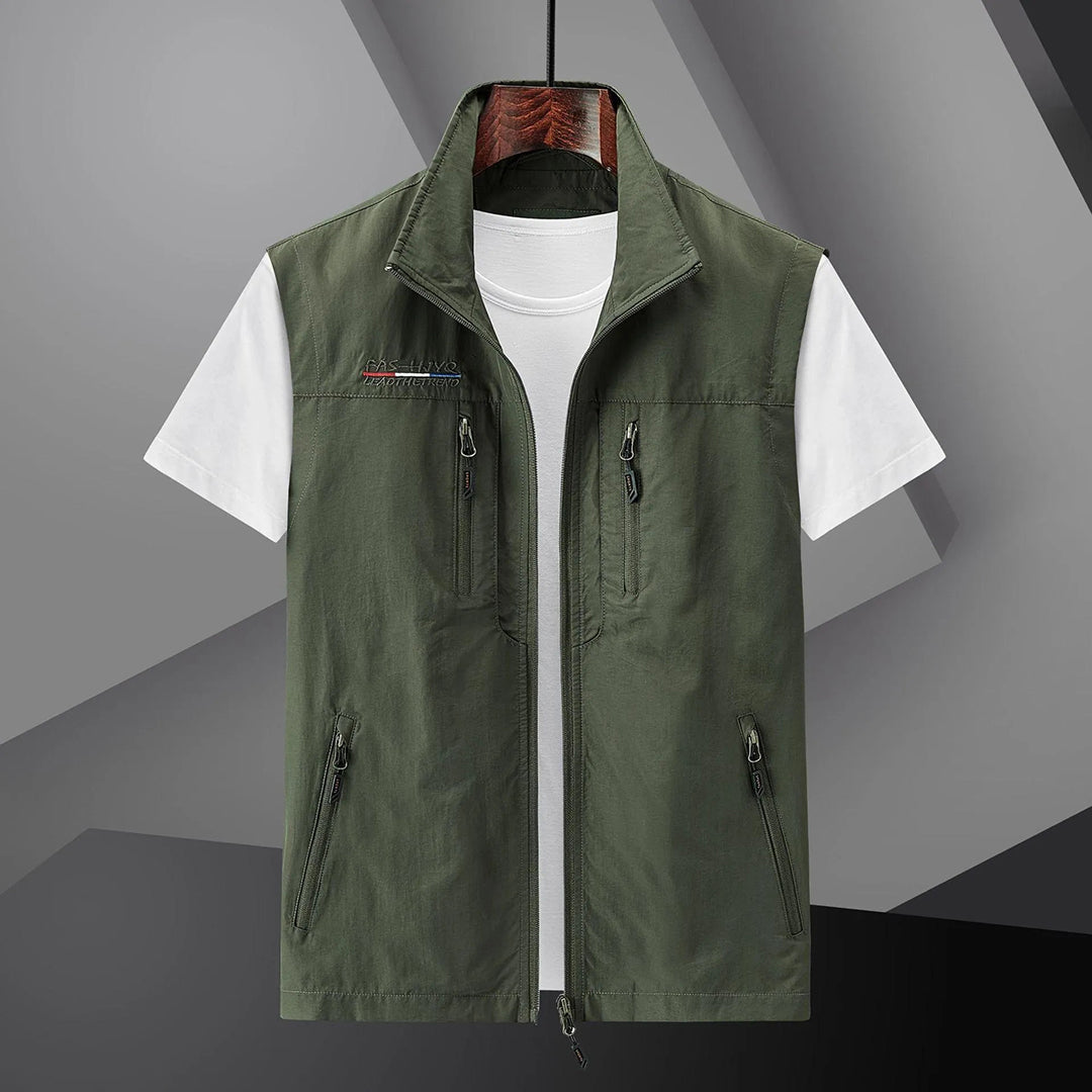 Men's sleeveless utility jacket: lightweight adventure vest with numerous zip pockets for essentials.