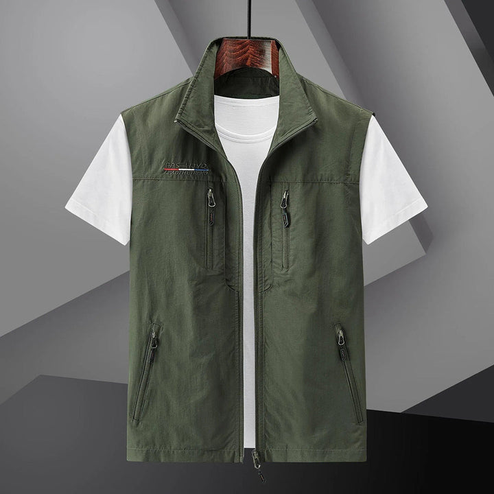 Men's sleeveless utility jacket: lightweight adventure vest with numerous zip pockets for essentials.