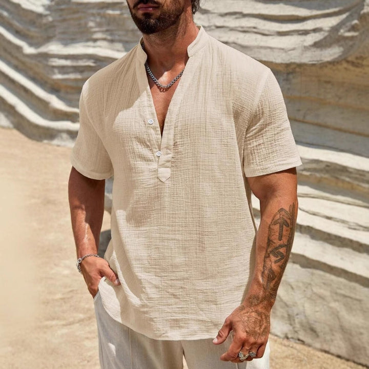 Versatile men's lightweight polo, breathable fabric, ideal for effortless summer casual wear. Short sleeves.