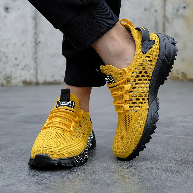 Men's lightweight breathable trainers for running & gym workouts.
