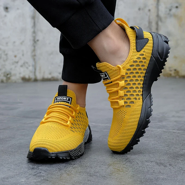 Men's lightweight breathable trainers for running & gym workouts.