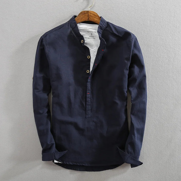 Smart casual men's button-up shirt, long sleeve, lightweight, and in a classic fit for versatile fashion. Effortless.