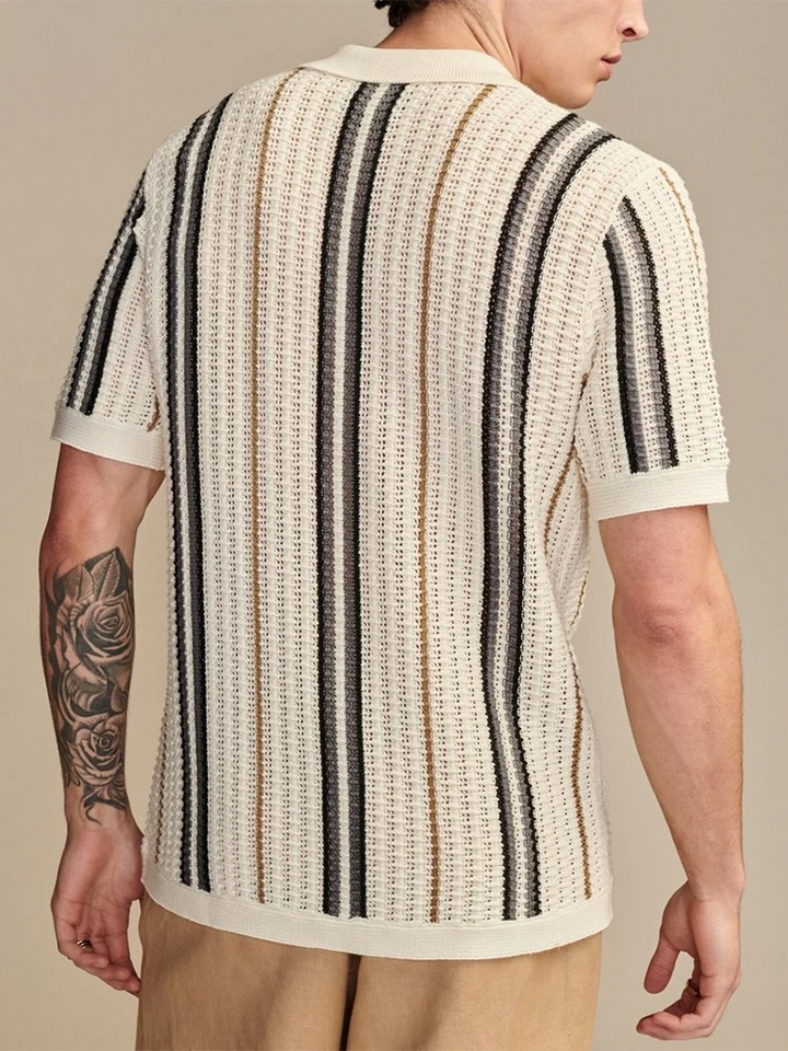Breathable men's button-up summer top with a relaxed fit, a lightweight shirt for warm weather.