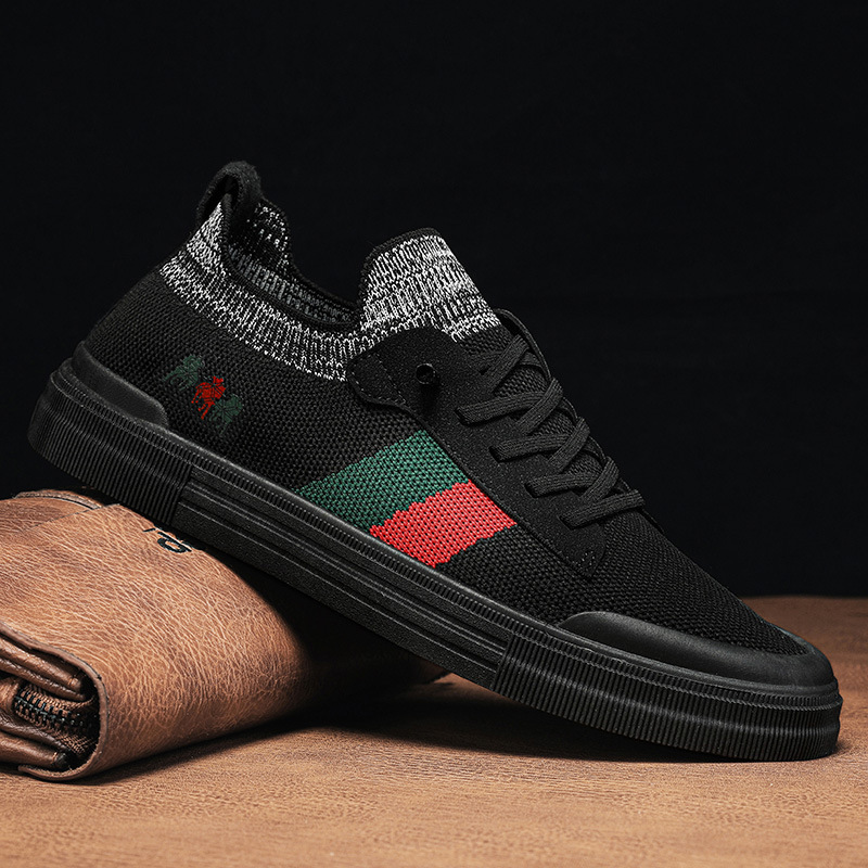 Men's fashionable lightweight sneakers, ideal for both athletic activities and urban casual.