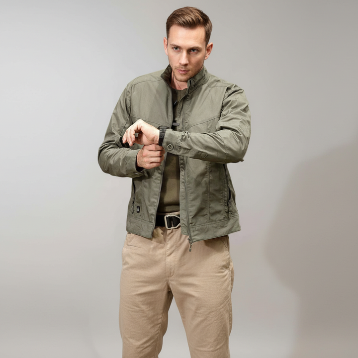 Stylish men's outerwear: lightweight zipper jacket in a versatile cotton blend for autumn fashion