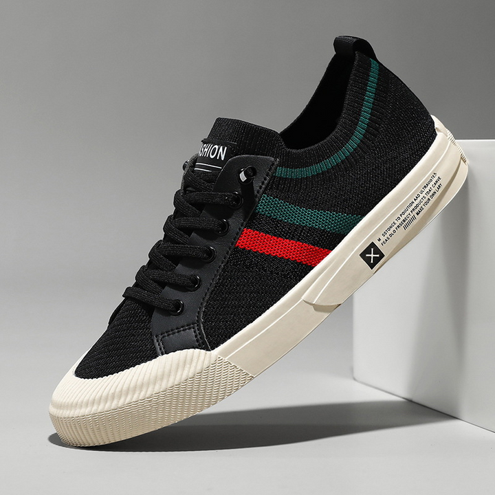 Active men's low-top sneakers. Breathable lightweight design, ideal for comfort & daily activities.