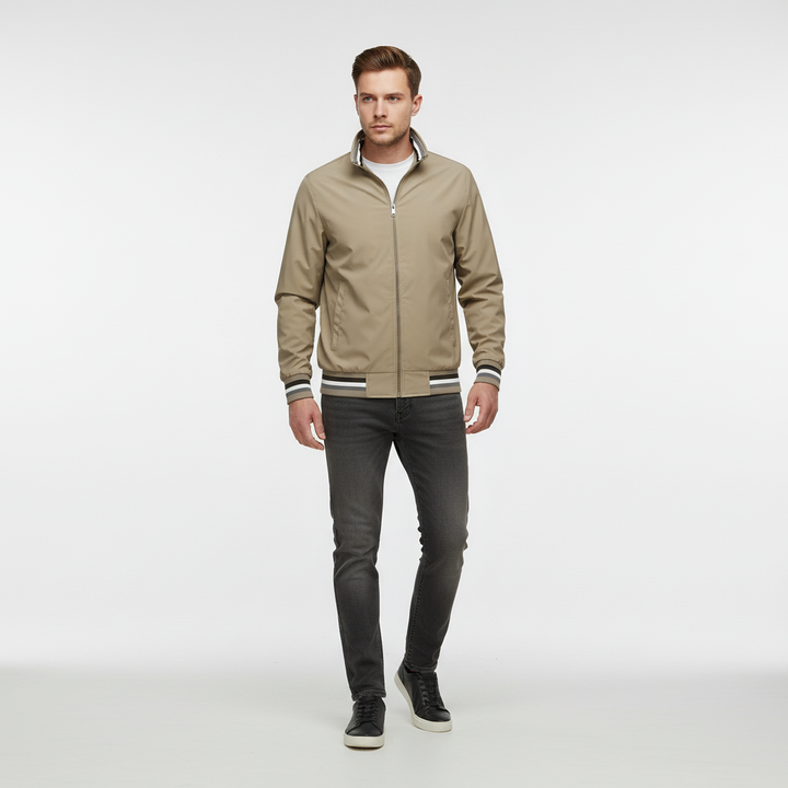 Comfortable men's polyester jacket, a versatile and lightweight choice for winter