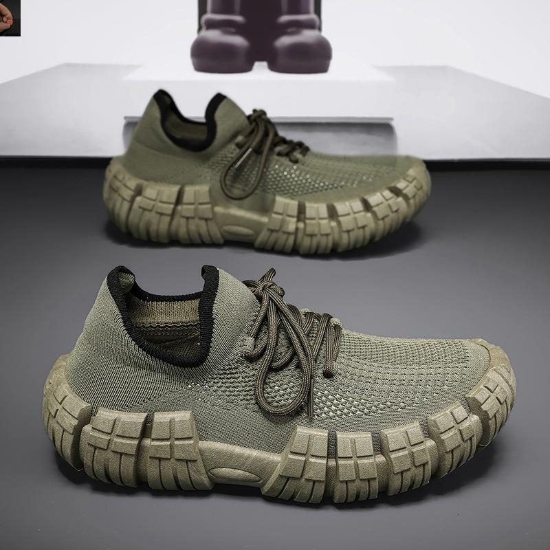 Casual men's lightweight sneakers for urban settings, combining comfort, style, and easy agility.