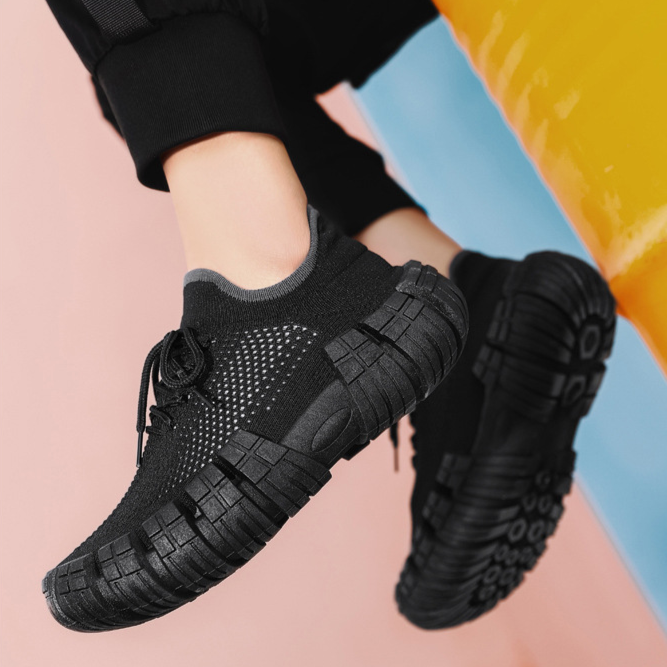Breathable men's urban sneakers, lightweight and designed for comfort during active city exploration.