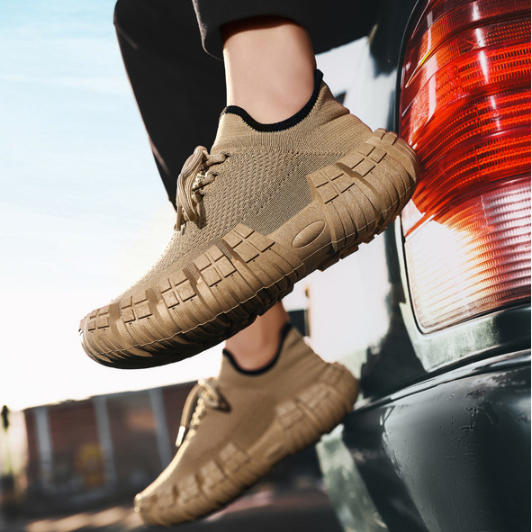 Lightweight men's agility sneakers for urban exploration, providing ultimate comfort and flexible movement.