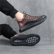 Versatile men's luxury sneakers with air cushion, suitable for both casual outings & comfortable walking.