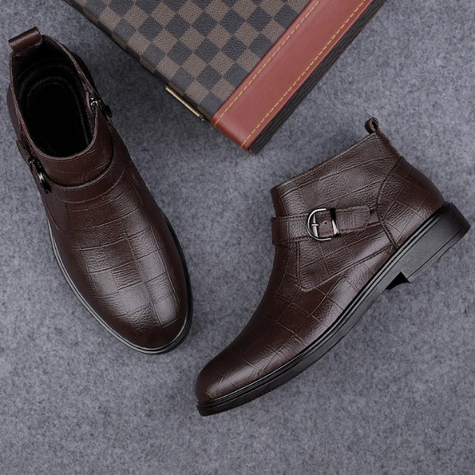 Durable men's full-grain leather boots in dark brown. Long-lasting, high-quality footwear.