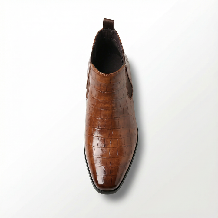 Men's Marlow leather Chelsea boots on foot. Effortless slip-on style, blending comfort and urban elegance.