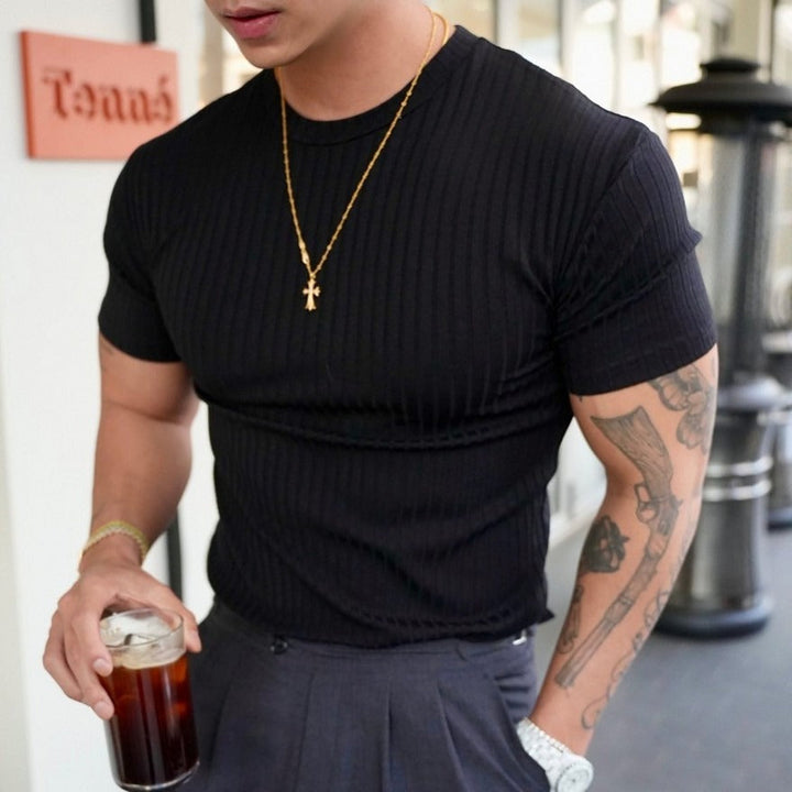 Stylish men's ribbed t-shirt, perfect for a slimfit casual look. Comfortable everyday top for modern fashion.