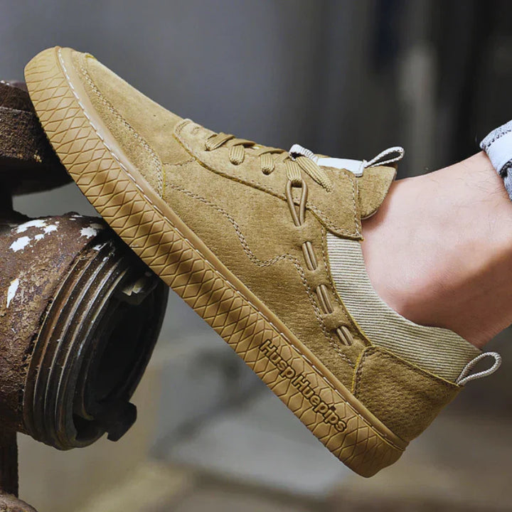 Front view of Maxon men's everyday sneakers, highlighting lace-up detail & sleek athletic design.