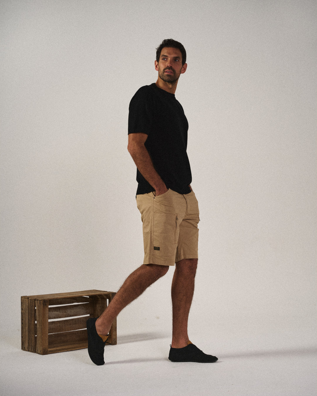 Casual men's slip-on knit sneakers in black, versatile for everyday walking & comfort.
