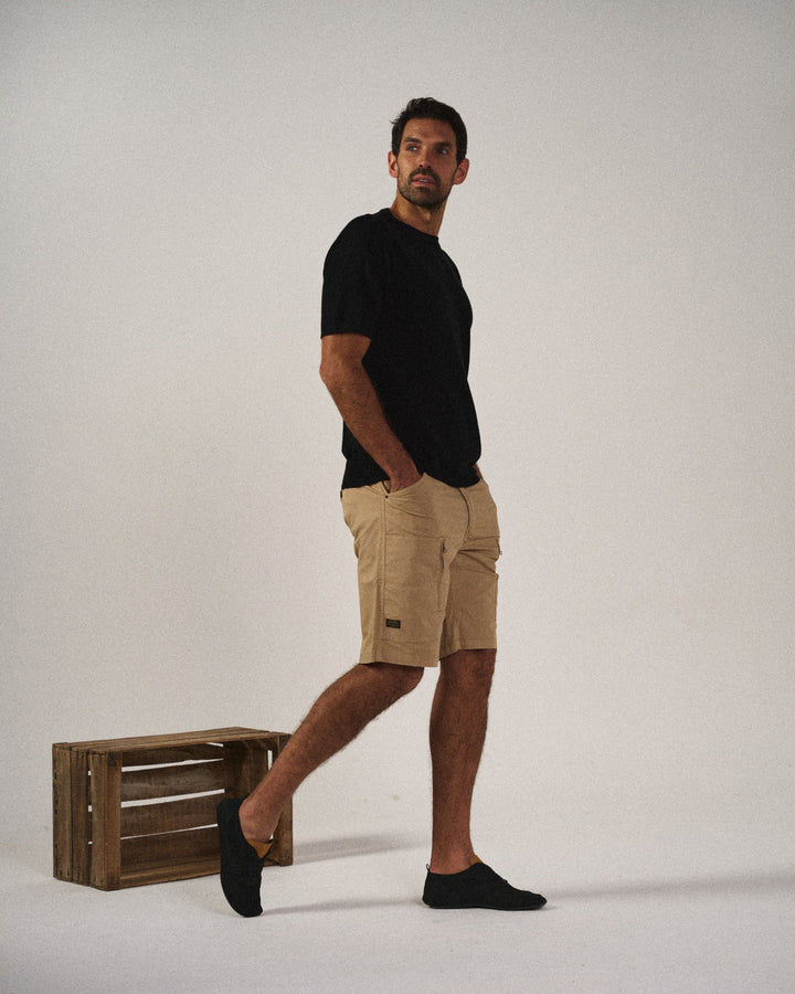 Casual men's slip-on knit sneakers in black, versatile for everyday walking & comfort.
