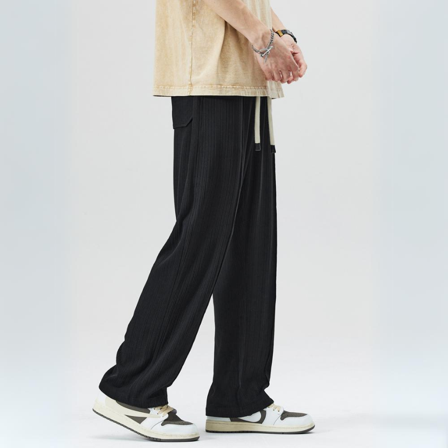 Man wearing versatile Milano pleated trousers. Comfortable men's pants with elastic waist, suitable for smart casual.