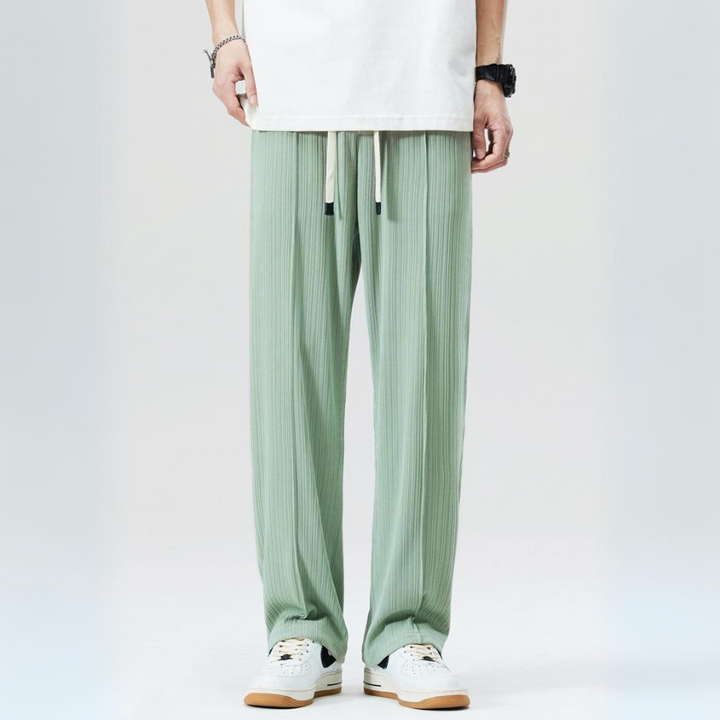 Focus on comfort: Men's Milano pleated trousers with a flexible elastic waist, perfect for everyday casual wear.