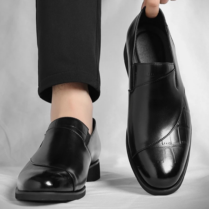 Men's slip-on loafers in a sleek design, ideal for formal or casual outfits and modern style.
