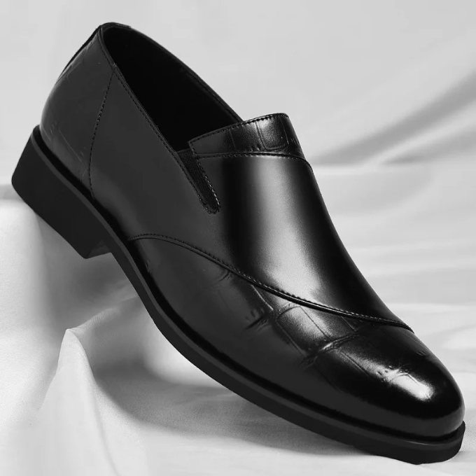 Versatile men's slip-on loafers, suitable as dress shoes or casual footwear for modern men's fashion.