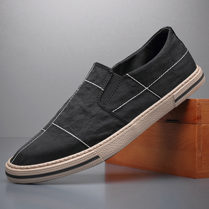 Easy-on men's casual shoes, a modern slip-on design for ultimate comfort and lightweight versatility.