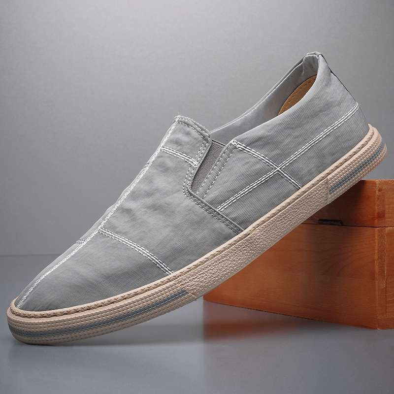 Breathable men's casual slip-on shoes, perfect for walking. Features a sleek, modern design and comfortable fit.
