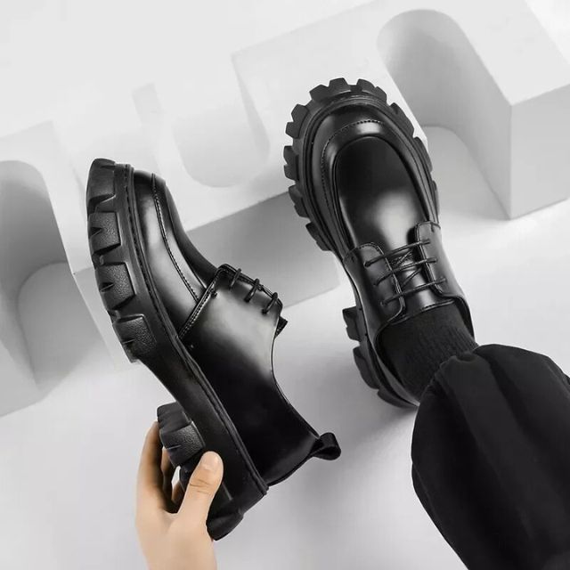 Black men's low-top dress shoes, versatile for smart casual or formal events, featuring a modern thick sole.